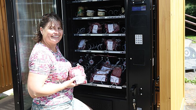 Farm&aacute;řka Mark&eacute;ta Nov&aacute;čkov&aacute; z Farmy na Vsi v Ostravě - Star&eacute; Běl&eacute; u jednoho ze dvou masomatů. Zku&scaron;enosti s provozem jsou zat&iacute;m v&iacute;ce než dobr&eacute;. (1. července 2026)