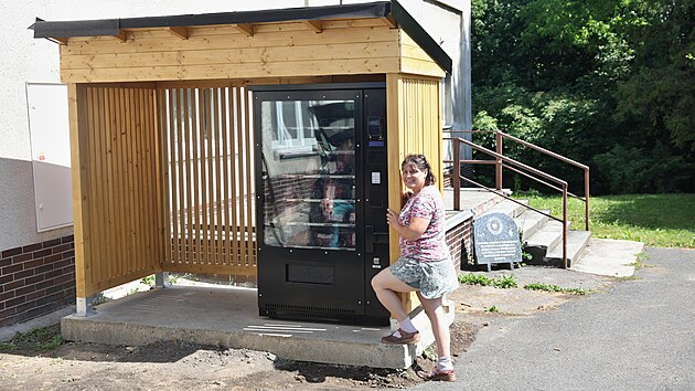 Farm&aacute;řka Mark&eacute;ta Nov&aacute;čkov&aacute; z Farmy na Vsi v Ostravě - Star&eacute; Běl&eacute; u jednoho ze dvou masomatů. Zku&scaron;enosti s provozem jsou zat&iacute;m v&iacute;ce než dobr&eacute;. (1. července 2026)