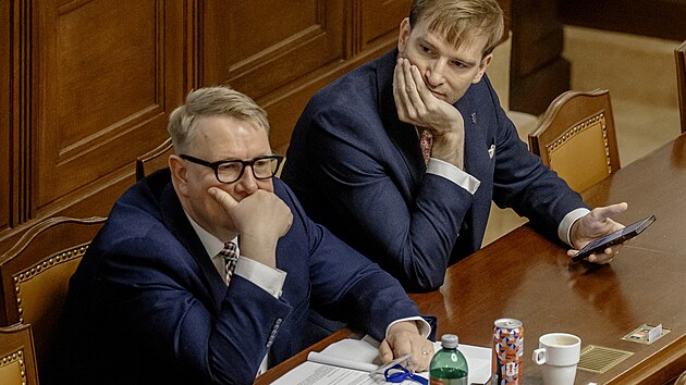 Ministr práce a sociálních věcí. Aleš Juchelka a ministr zdravotnictví Adam Vojtěch při jednání o zvýšení rodičovského příspěvku (8. července 2026)