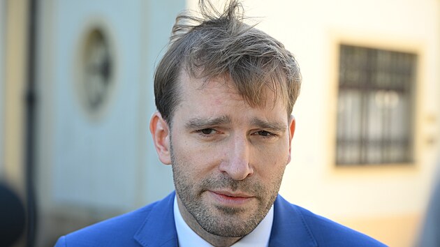 Za premiérem Andrejem Babišem byl kvůli yyhodnocení plnění programového prohlášení vlády za první pololetí roku 2026 i ministr zdravotnictví Adam Vojtěch (9. července 2026)
