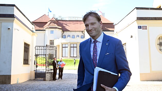 Ministr zdravotnictví Adam Vojtěch (ANO) hovoří s novináři po schůzce vlády k vyhodnocení plnění programového prohlášení vlády za první pololetí roku 2026. (9. července 2026)