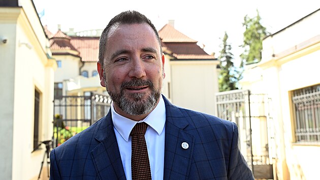 Ministr životního prostředí Igor Červený (Motoristé) odchází ze schůzky vlády k vyhodnocení plnění programového prohlášení vlády za první pololetí roku 2026 (9. července 2026)