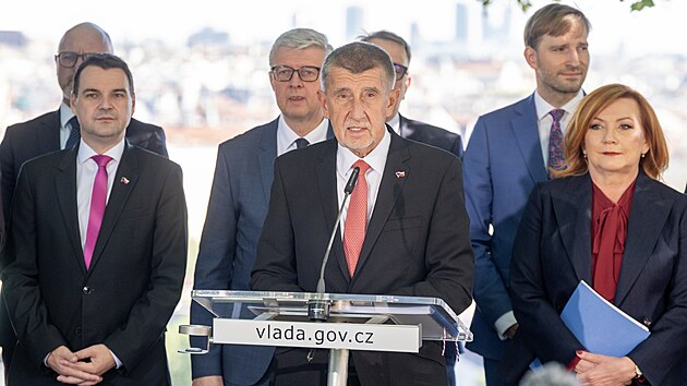 Tisková konference k vyhodnocení plnění programového prohlášení vlády za první pololetí roku 2026. Účastní se premiér Andrej Babiš s členy vlády. (9. července 2026)