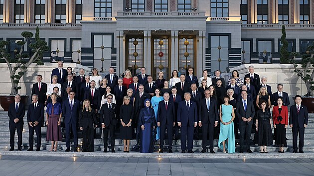 Skupinová fotografie lídrů na summitu NATO v turecké Ankaře (7. července 2026)