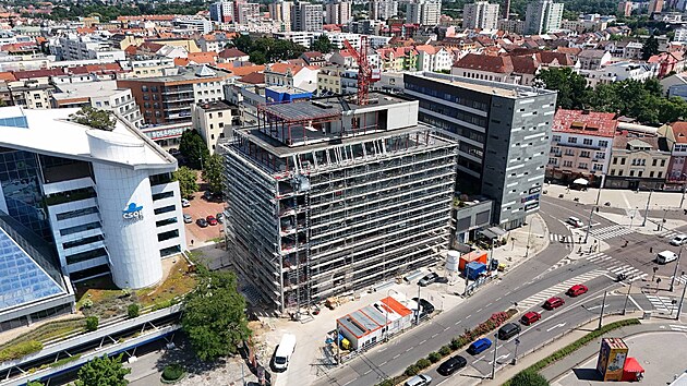 Pardubice budou mít už příští rok v centru města nový hotel s více než sto pokoji. Skelet budovy už stojí na Masarykově náměstí přímo proti vchodu do Paláce Pardubice. (3. července 2026)