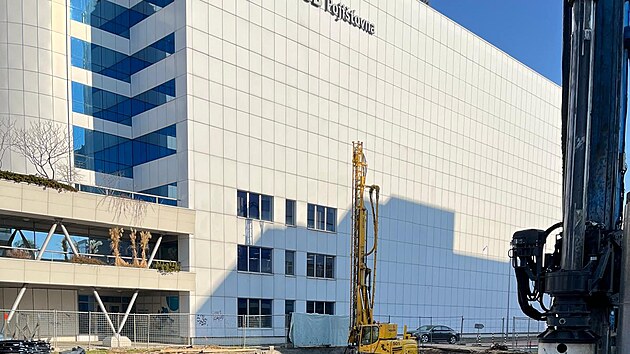 Pardubice budou mít už příští rok v centru města nový hotel s více než sto pokoji. Skelet budovy už stojí na Masarykově náměstí přímo proti vchodu do Paláce Pardubice. (3. července 2026)
