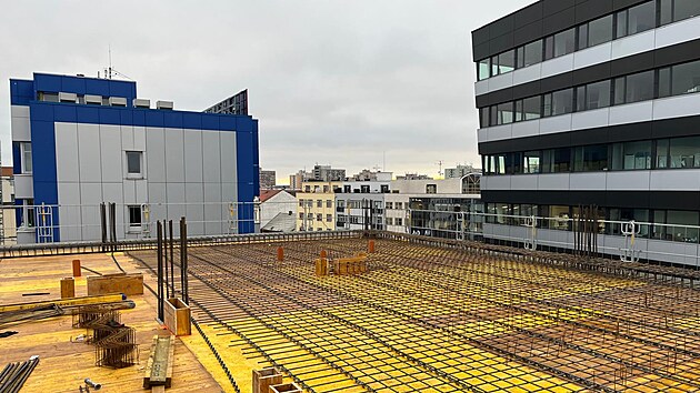 Pardubice budou mít už příští rok v centru města nový hotel s více než sto pokoji. Skelet budovy už stojí na Masarykově náměstí přímo proti vchodu do Paláce Pardubice. (3. července 2026)