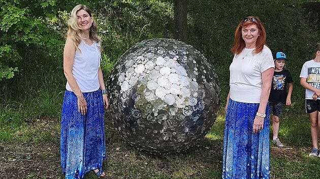U slavnostního otevření planetární stezky nemohla chybět Hana Maturová (vpravo), která společně s Jaroslavem Kubíkem Astronomický kroužek ve Vraclavi v roce 1977 založila. Její následovnicí je její dcera Kristýna Maturová (vlevo), která dnes Astronomický klub vede. (20. června 2026)