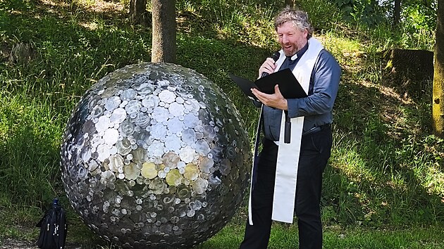 Farář Stanislav Tomšíček posvětil největší objekt planetární stezky ve Vraclavi, kterým je Slunce z nerezu o průměru 1,4 metru od sochaře Jakuba Vlčka. (20. června 2026)