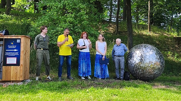 Dominantou planetární stezky je nerezový model Slunce o průměru 1,4 metru od sochaře Jakuba Vlčka, u kterého stezka začíná. Na snímku slavnostní otevření stezky. (20. června 2026)