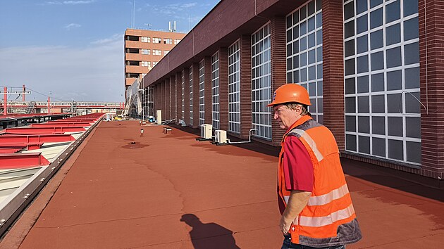 Nádražní hala v Pardubicích prochází pod dohledem památkářů celkovou rekonstrukcí za miliardu korun. Opravy se netýkají jen hlavní odjezdové haly, ale také suterénu a obou bočních křídel. (30. června 2026)
