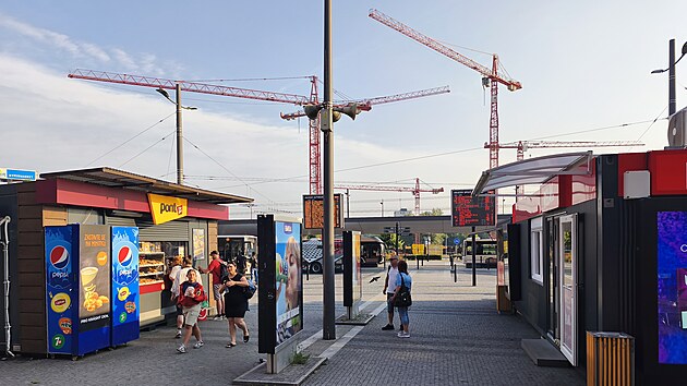 Nádražní hala v Pardubicích prochází pod dohledem památkářů celkovou rekonstrukcí za miliardu korun. Opravy se netýkají jen hlavní odjezdové haly, ale také suterénu a obou bočních křídel. (30. června 2026)