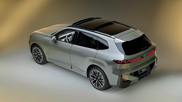 Nad celým interiérem se rozprostírá rozměrná panoramatická skleněná střecha. Na rozdíl od mnoha moderních konkurentů disponuje posuvným mechanismem a lze ji klasicky otevřít pro větrání.