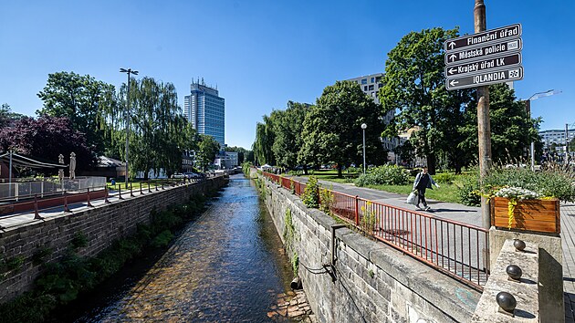 Stavba za zhruba 64 milionů korun včetně daně promění prostranství u řeky v rekreační zónu pro pěší a cyklisty. (8. července 2026)
