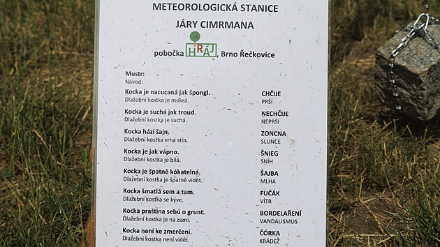 V řečkovickém parku na severu Brna mohou lidé spatřit zvláštní trojnožku. Jde o vtipnou meteorologickou stanici Járy Cimrmana, navíc vyšperkovanou vysvětlivkami v hantecu. (červenec 2026)