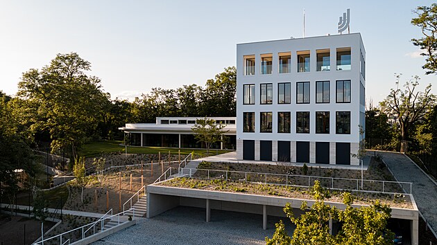 Nov&eacute; s&iacute;dlo investičn&iacute; skupiny Jet Investment na Str&aacute;žn&eacute;m kopci v Brně. Původně tady st&aacute;la vila devades&aacute;tkov&eacute;ho podnikatele Rudolfa Ho&scaron;ny.