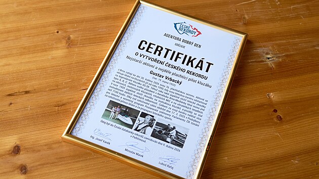 Certifikát o tom, že se stal Vrbacký nejstarším a nejdéle plachtícím pilotem kluzáku.