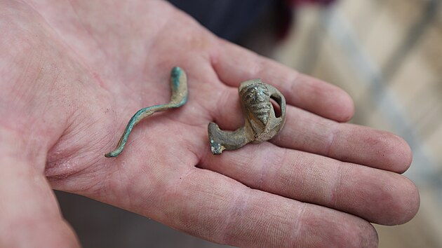 Archeologov&eacute; nyn&iacute; podrobně zkoumaj&iacute; v r&aacute;mci velk&eacute;ho investičn&iacute;ho projektu ve Velk&eacute;m Meziř&iacute;č&iacute; posledn&iacute; vět&scaron;&iacute; lokalitu pobl&iacute;ž b&yacute;val&eacute; Horn&iacute; br&aacute;ny u Radnick&eacute; ulice. Dva z nejzaj&iacute;mavěj&scaron;&iacute;ch n&aacute;lezů poch&aacute;z&iacute; v&scaron;ak z průzkumu na n&aacute;měst&iacute;. (7. července 2026)