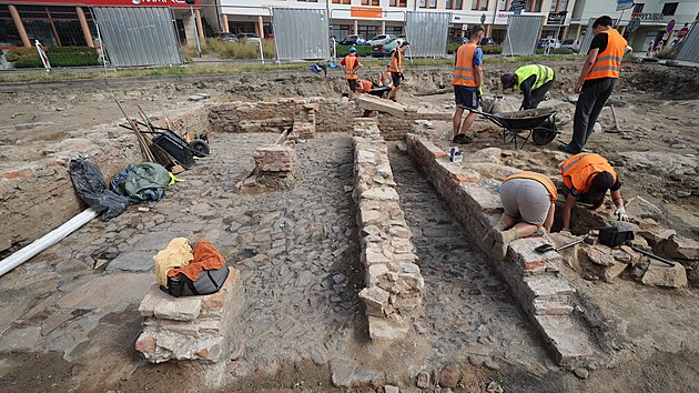 Archeologov&eacute; nyn&iacute; podrobně zkoumaj&iacute; v r&aacute;mci velk&eacute;ho investičn&iacute;ho projektu ve Velk&eacute;m Meziř&iacute;č&iacute; posledn&iacute; vět&scaron;&iacute; lokalitu pobl&iacute;ž b&yacute;val&eacute; Horn&iacute; br&aacute;ny u Radnick&eacute; ulice. Dva z nejzaj&iacute;mavěj&scaron;&iacute;ch n&aacute;lezů poch&aacute;z&iacute; v&scaron;ak z průzkumu na n&aacute;měst&iacute;. (7. července 2026)