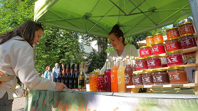 Z&aacute;kladem novoměstsk&yacute;ch farm&aacute;řsk&yacute;ch trhů je čerstv&eacute; sezonn&iacute; ovoce a zelenina, stejně jako např&iacute;klad pečivo, maso, ml&eacute;čn&eacute; v&yacute;robky nebo zavařeniny. (4. července 2026)