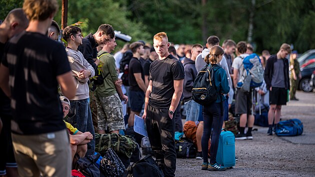 Studenti u kasáren 22. základny vrtulníkového letectva před začátkem dobrovolného vojenského cvičení pro studenty středních škol (7. července 2026)