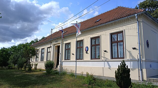 Rodný dům Vítězslava Nezvala s bustou a pamětní deskou. Bývalá jednotřídka je dnes obecním úřadem vesnice Biskoupky. (8. července 2026)