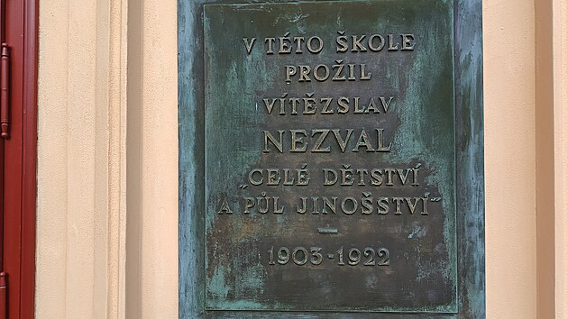 V této někdejší jednotřídce v Šemíkovicích na Třebíčsku žil Vítězslav Nezval v letech 1903 až 1922. Škola z roku 1893 je nyní nově opravená a bude sloužit nejen místním obyvatelům. (8. července 2026)