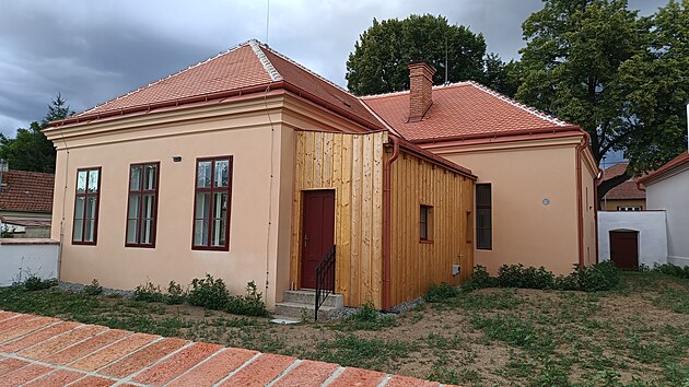 V této někdejší jednotřídce v Šemíkovicích na Třebíčsku žil Vítězslav Nezval v letech 1903 až 1922. Škola z roku 1893 je nyní nově opravená a bude sloužit nejen místním obyvatelům. (8. července 2026)
