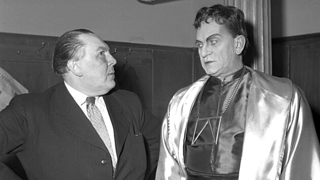 Spisovatel a básník Vítězslav Nezval (vlevo) v rozhovoru s hercem Zdeňkem Štěpánkem. Ten stojí v kostýmu Vladaře v Nezvalově hře Dnes ještě zapadá slunce nad Atlantidou, která měla premiéru v pražském Národním divadle 23. června 1956.