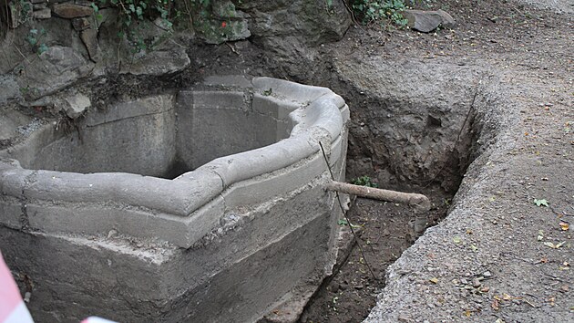 Po velmi dlouh&eacute; době se podařilo nal&eacute;zt a odkr&yacute;t v lesoparku Heulos tuto ka&scaron;nu. Kdysi z n&iacute; tryskala voda do v&yacute;&scaron;e. Co s n&iacute; bude d&aacute;l, zat&iacute;m nen&iacute; &uacute;plně jasn&eacute;.