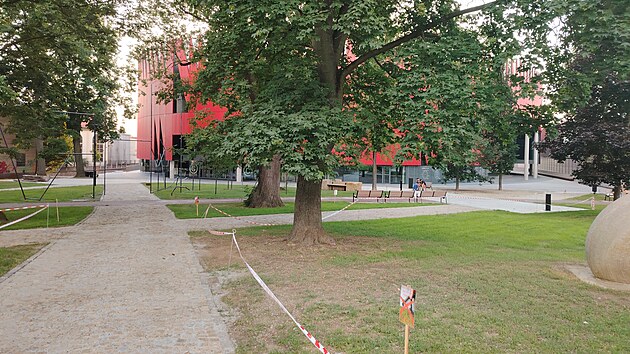 Obnovené Smetanovy sady vedle Horácké arény v Jihlavě mají nabídnout lidem vzdušnější a univerzálnější prostor než dříve. Nově jsou tam i pítka. Jen vstup na trávníky je prozatím zakázán. (1. července 2026)