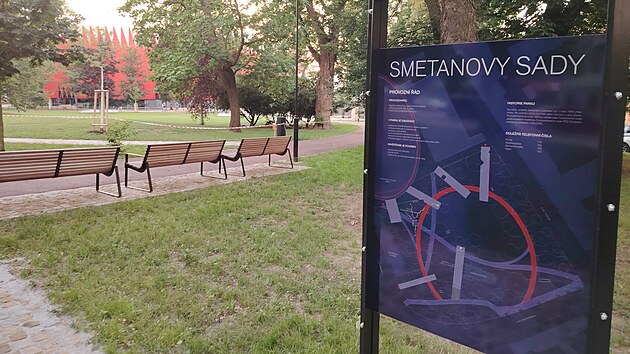 Obnovené Smetanovy sady vedle Horácké arény v Jihlavě mají nabídnout lidem vzdušnější a univerzálnější prostor než dříve. Nově jsou tam i pítka. Jen vstup na trávníky je prozatím zakázán. (1. července 2026)