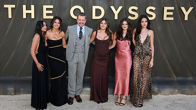 S&aacute;m Odysseus Matt Damon při&scaron;el v klasick&eacute;m &scaron;ed&eacute;m obleku, zato obklopen kr&aacute;sn&yacute;mi ženami. Společnost mu dělala manželka Lucianna a čtyři dcery.