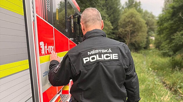 Hasiči v korytě potoka nalezli štěňátko u kterého byl i pytel. Hasiči okamžitě se strážníky zajistili převoz zvířete do útulku k rychlé péči.