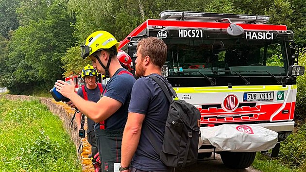 Protože v místě je vysoká zeď a hodně vysoká tráva, strážníci kvůli špatně přístupnému místu zalarmovali hasiče. Na místo tak vyjeli profesionální hasiči z děčínské stanice i místní dobrovolní hasiči.
