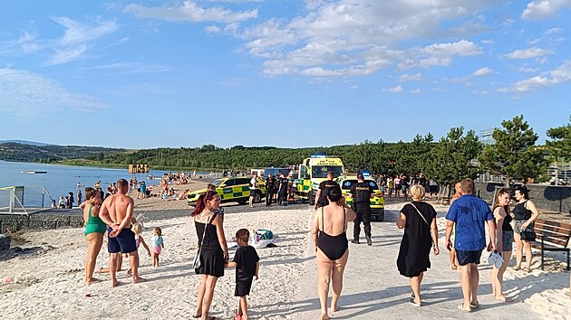 Záchranáři oživují ženu na jezeře Most. Jejich výjezd z minulého týdne byl úspěšný, ženu se podařilo zachránit.