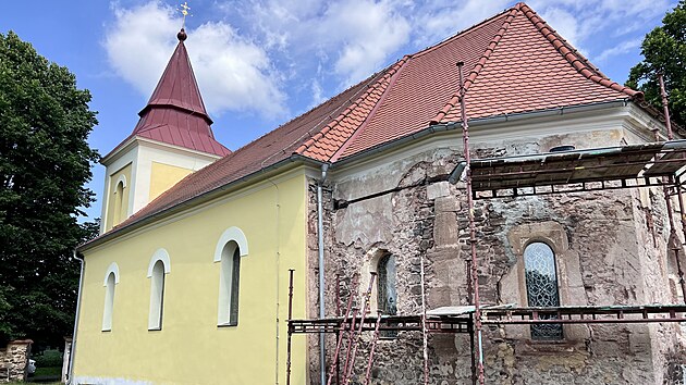 Stavba na prvn&iacute; pohled vypad&aacute; jako obyčejn&yacute; vesnick&yacute; kostel&iacute;k. Věř&iacute;c&iacute;m v&scaron;ak už neslouž&iacute; a k sakr&aacute;ln&iacute;m &uacute;čelům se ani nevr&aacute;t&iacute;. Když se Kantovi s př&aacute;teli do jeho opravy pustili, věděli, že mu mus&iacute; vymyslet i n&aacute;plň, aby nezůstal bez využit&iacute;. C&iacute;lem tak&eacute; bylo, aby si kostel postupně na svůj provoz vyděl&aacute;val cestovn&iacute;m ruchem s&aacute;m.