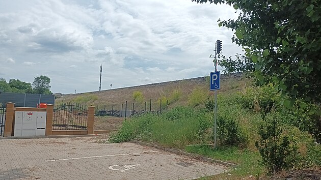 Železniční násep se v Žalhosticích zřítil v červnu 2024 po vydatných deštích. Provoz se tu zastavil na několik měsíců. (červen 2026)