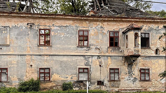 Z&aacute;mek ze 17. stolet&iacute; je z velk&eacute; č&aacute;sti bez střechy, interi&eacute;ry jsou zdevastovan&eacute; a zahrada zarůst&aacute; n&aacute;lety.
