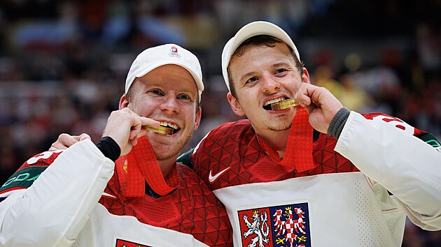 Praha 26. 5. 2024, mistrovství světa v hokeji, finále Česko - Švýcarsko, Ondřej Kaše (vlevo) a David Kämpf.