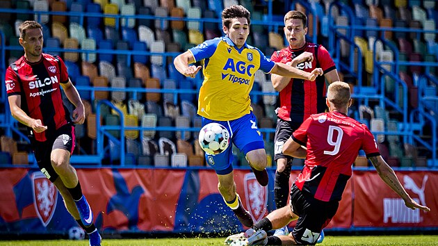 Blšany, 8. 7. 2026, fotbalová příprava FK Teplice - FC Táborsko. Teplický Idris Hopi (ve žlutém).
