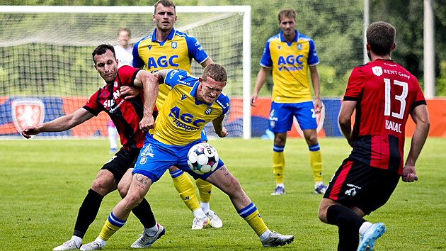 Blšany, 8. 7. 2026, fotbalová příprava FK Teplice - FC Táborsko. Teplický Petr Kodeš (ve žlutém) bojuje o míč, s ním Lukáš Matějka.