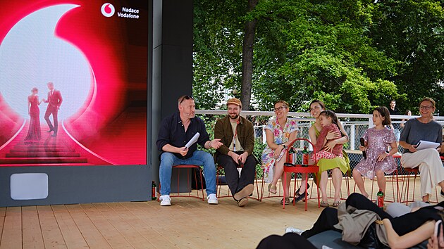 Na karlovarském festivalu měl premiéru dokument režiséra Martina Pavola Repky (na fotografii druhý zleva) Zpráva pro rodiče. (4. července 2026)