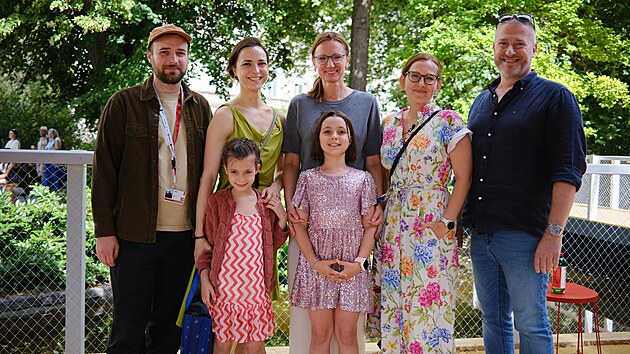 Na karlovarském festivalu měl premiéru dokument režiséra Martina Pavola Repky (na fotografii první zleva) Zpráva pro rodiče. Na fotografii je i rodina účinkující v dokumentu, uprostřed ředitelka Nadace Vodafone Zuzana Holá, vedle ní psycholožka Barbora Navaříková Goláňová a vpravo programový manažer Nadace Vodafone Jan Fencl. (4. července 2026)
