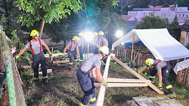 Hasiči za pět hodin dokázali objekt provizorně stabilizovat. (1. července 2026)