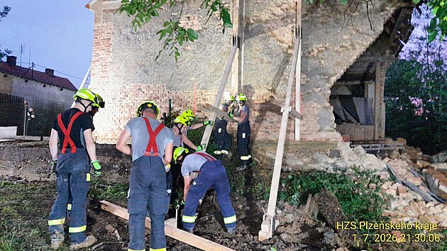 Hasiči za pět hodin dokázali objekt provizorně stabilizovat. (1. července 2026)