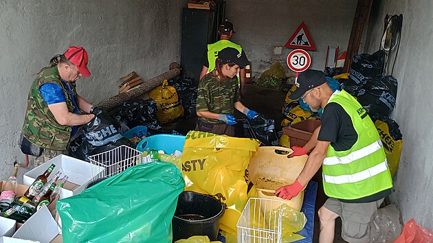 Pracovníci Lázeňských lesů a parků Karlovy Vary a společnosti Kärcher vytřídili v pondělí stovku pytlů s odpadky posbíranými v neděli ve Smetanových a Dvořákových sadech.(6. července 2026)