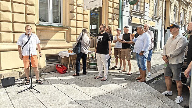 I když už hospoda nefunguje, točené pivo nemohlo při slavnosti chybět