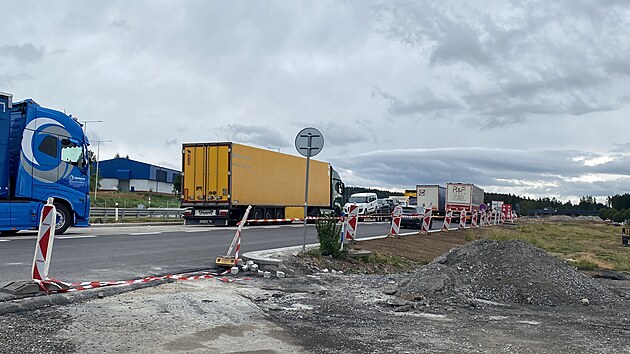 Na uzavřen&eacute; parkovi&scaron;tě upozorňuj&iacute; značky i p&aacute;sky. Přesto řada motoristů na staveni&scaron;tě st&aacute;le vj&iacute;žd&iacute;.