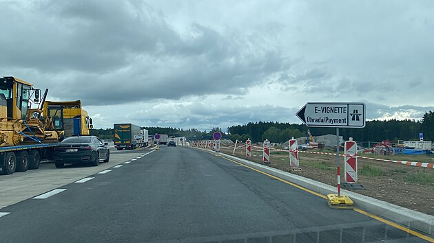 Na uzavřen&eacute; parkovi&scaron;tě upozorňuj&iacute; značky i p&aacute;sky. Přesto řada motoristů na staveni&scaron;tě st&aacute;le vj&iacute;žd&iacute;.